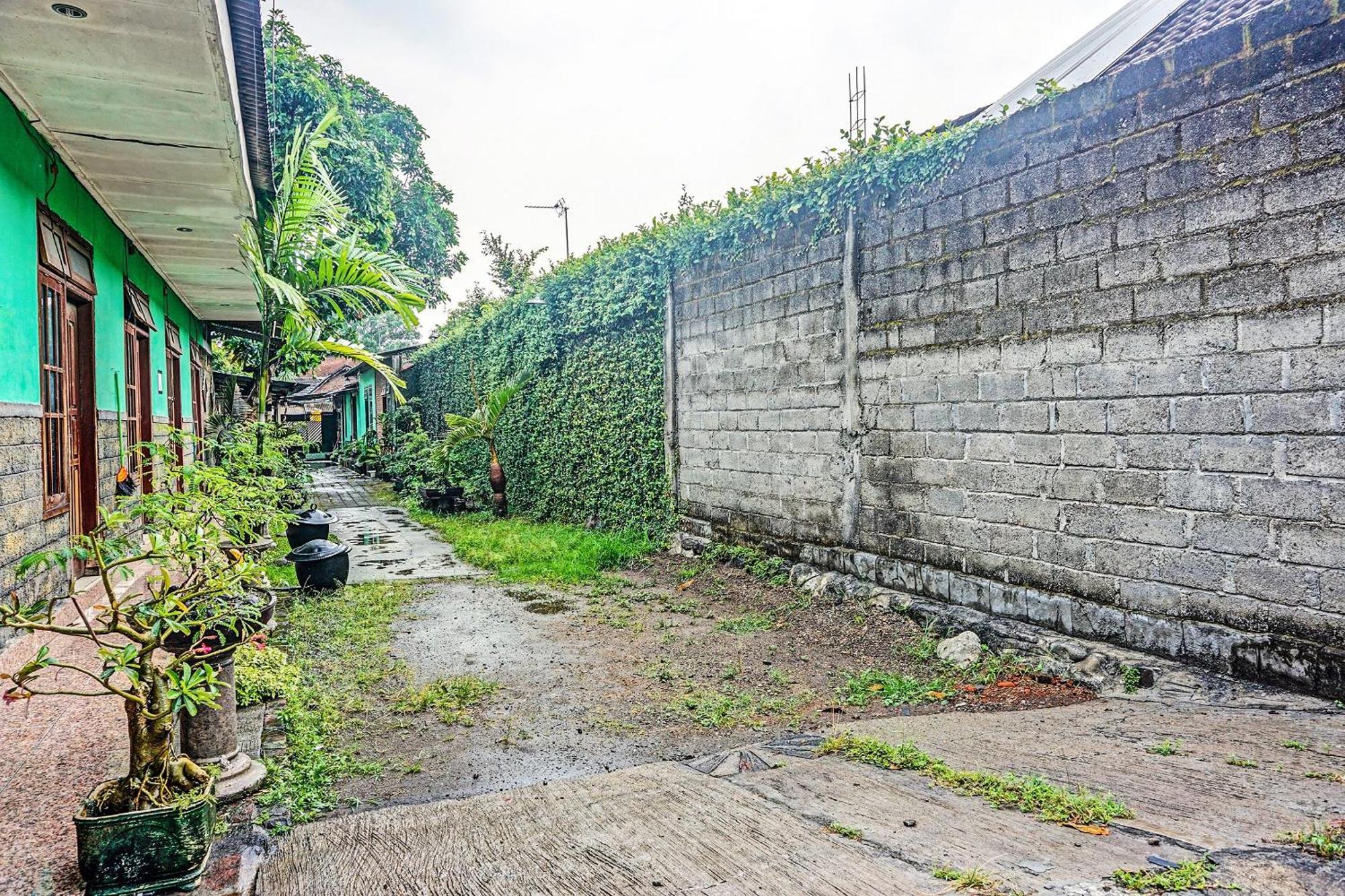 Oyo 91697 Nyaman Homestay Syariah Pare Exterior photo