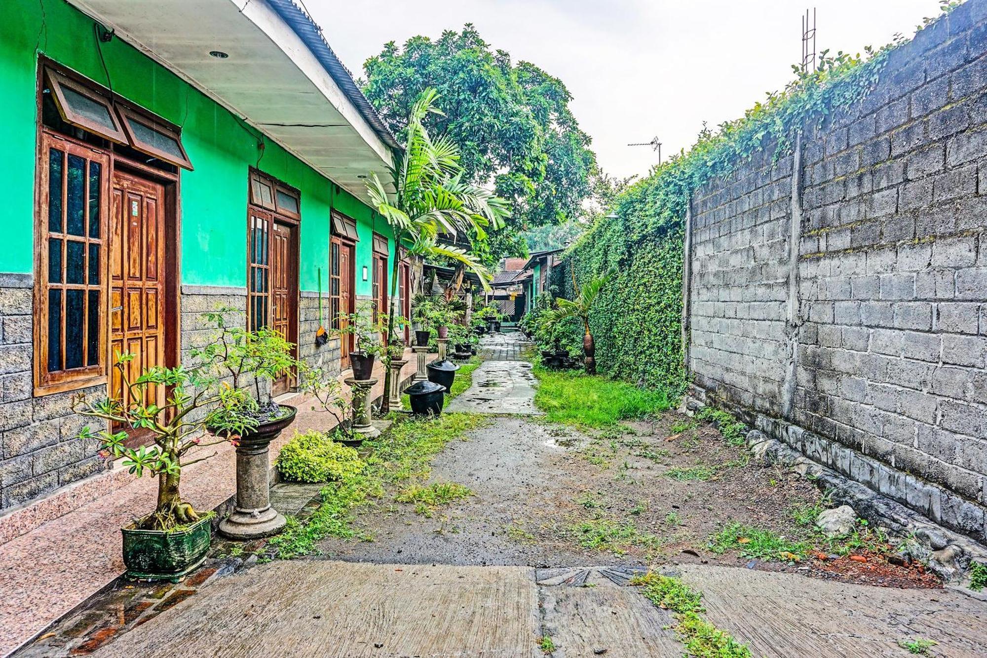 Oyo 91697 Nyaman Homestay Syariah Pare Exterior photo